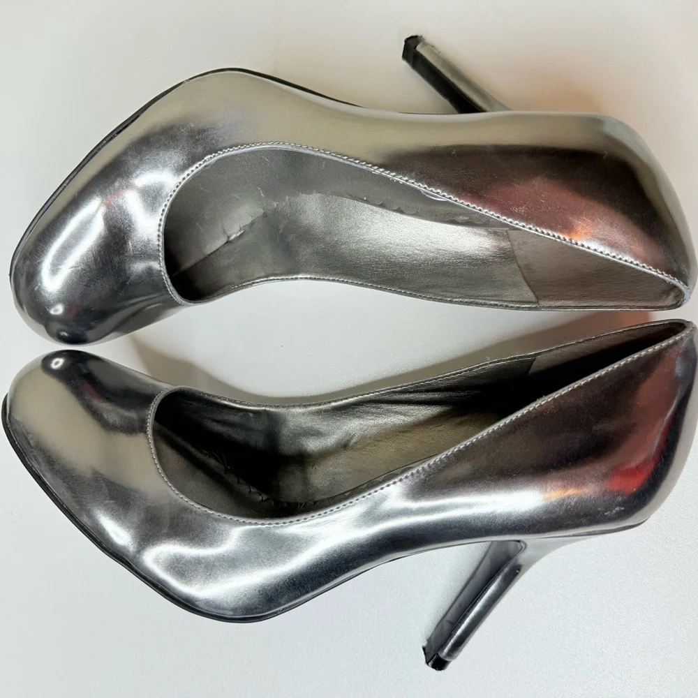 Jessica Simpson Shiny Silver closed toed round pump heels
